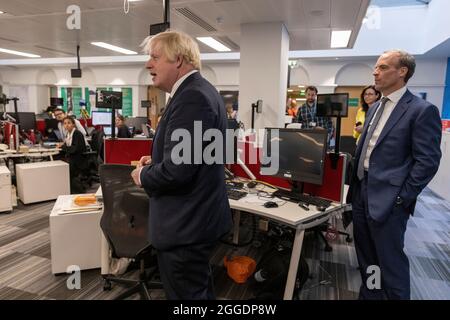 Le Premier ministre britannique Boris Johnson et le secrétaire d'État aux Affaires étrangères, du Commonwealth et du développement visitent le Foreign Office Crisis Centre, à Londres. Banque D'Images