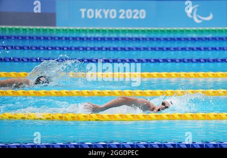 (210831) -- TOKYO, le 31 août 2021 (Xinhua) -- Andrei Nikolaev (R) du RPC participe à la S8 de nage libre de 400 m masculin aux Jeux paralympiques de Tokyo de 2020 à Tokyo, au Japon, le 31 août 2021. (Xinhua/Xiong Qi) Banque D'Images