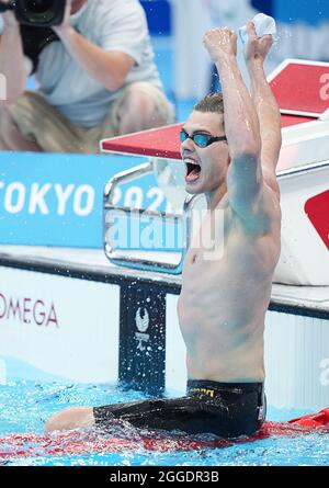 (210831) -- TOKYO, le 31 août 2021 (Xinhua) -- Andrei Nikolaev du RPC célèbre après la S8 nage libre de 400 m masculin aux Jeux paralympiques de Tokyo de 2020 à Tokyo, au Japon, le 31 août 2021. (Xinhua/Xiong Qi) Banque D'Images