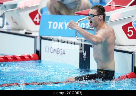 (210831) -- TOKYO, le 31 août 2021 (Xinhua) -- Andrei Nikolaev du RPC célèbre après la S8 nage libre de 400 m masculin aux Jeux paralympiques de Tokyo de 2020 à Tokyo, au Japon, le 31 août 2021. (Xinhua/Xiong Qi) Banque D'Images