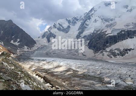 Glacier de Bezengi et paysage glaciaire. Gamme caucasienne principale. 'Mall Himalaya', Bezengi Wall, Kabardino-Balkaria, Russie. Banque D'Images