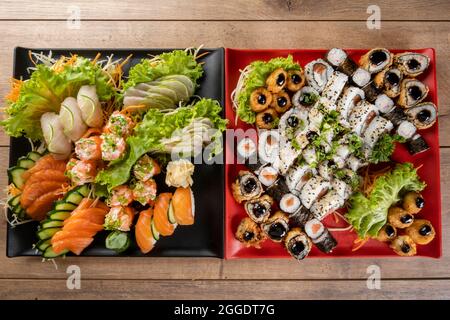 plats avec sashimis, niguiris et assortiment de sushis. Banque D'Images