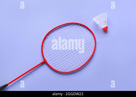 Raquette de badminton et fermeture sur fond de couleur Banque D'Images