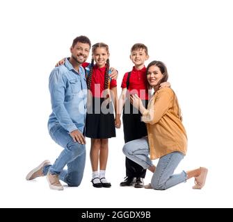 Petits écoliers avec leurs parents sur fond blanc Banque D'Images