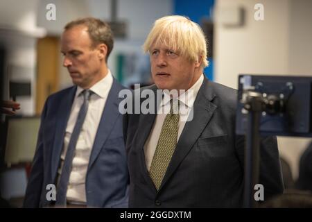 Le Premier ministre britannique Boris Johnson et le secrétaire d'État aux Affaires étrangères, du Commonwealth et du développement visitent le Foreign Office Crisis Centre, à Londres. Banque D'Images