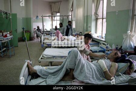 (210831) -- KABOUL, le 31 août 2021 (Xinhua) -- la photo prise le 30 août 2021 montre des blessés à l'hôpital de Wazir Akbar Khan à Kaboul, capitale de l'Afghanistan. Après l'attentat suicide meurtrier qui a tué jeudi quelques 170 Afghans et 13 soldats américains à l'aéroport de Kaboul, certains survivants ont évoqué la possibilité qu'un certain nombre de Afghans aient été tués par des tirs américains dans le chaos et la confusion plutôt que par des bombardements. (Photo de Saifurahman Safi/Xinhua) Banque D'Images