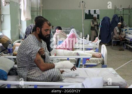 (210831) -- KABOUL, le 31 août 2021 (Xinhua) -- la photo prise le 30 août 2021 montre des blessés à l'hôpital de Wazir Akbar Khan à Kaboul, capitale de l'Afghanistan. Après l'attentat suicide meurtrier qui a tué jeudi quelques 170 Afghans et 13 soldats américains à l'aéroport de Kaboul, certains survivants ont évoqué la possibilité qu'un certain nombre de Afghans aient été tués par des tirs américains dans le chaos et la confusion plutôt que par des bombardements. (Photo de Saifurahman Safi/Xinhua) Banque D'Images