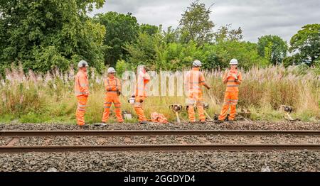 Les cheminots en vêtements haute visibilité à la gare de long Preston le 31 août 2021 Banque D'Images