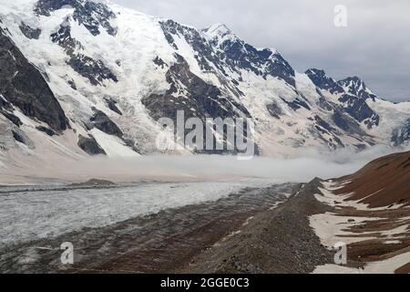 Glacier de Bezengi et paysage glaciaire. Gamme caucasienne principale. 'Mall Himalaya', Bezengi Wall, Kabardino-Balkaria, Russie. Banque D'Images