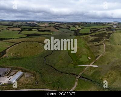 drone aérien autour de l'église crique et terrain de golf de mullion cornwall royaume-uni Banque D'Images