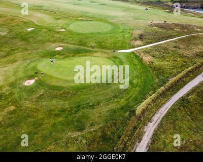 drone aérien autour de l'église crique et terrain de golf de mullion cornwall royaume-uni Banque D'Images
