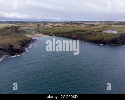 drone aérien autour de l'église crique et terrain de golf de mullion cornwall royaume-uni Banque D'Images