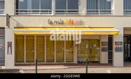 PORNIC, FRANCE - 08 juillet 2021 : le logo de la mie Caline vue sur la façade du magasin français avec enseigne Banque D'Images