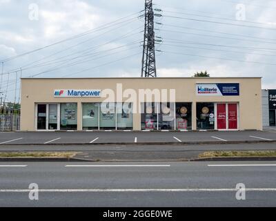 FLECHE, FRANCE - 31 juillet 2021 : la façade du magasin de la boutique française avec LA MAIN-D'ŒUVRE de la signalisation de marque Banque D'Images