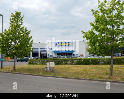FLECHE, FRANCE - 31 juillet 2021 : vue de face de la boutique française avec logo et logo Banque D'Images