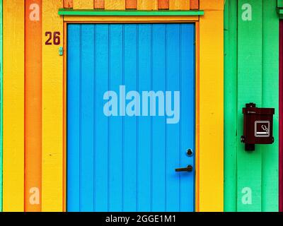 Maison traditionnelle en bois coloré, porte bleue, cendrier avec pictogramme sur le mur de la maison, Ovre Holmegate, Stavanger, Norvège Banque D'Images