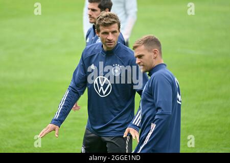 Stuttgart. 31 août 2021. Thomas MUELLER avec Joshua KIMMICH, équipe nationale de football d'entraînement, qualification en coupe du monde, le 31 août 2021 à Stuttgart. Credit: dpa/Alay Live News Banque D'Images