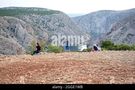 Touristes dans le Canyon de la rivière Zrmanja, Croatie. Banque D'Images