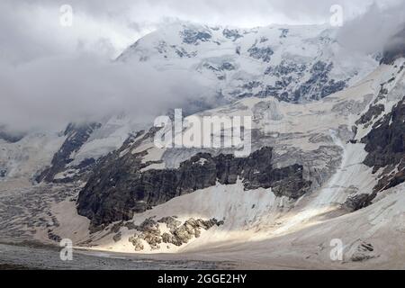 Glacier de Bezengi et paysage glaciaire. Gamme caucasienne principale. 'Mall Himalaya', Bezengi Wall, Kabardino-Balkaria, Russie. Banque D'Images