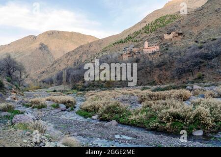 Petit village berbère, situé en hauteur dans les montagnes de l'Atlas, Maroc Banque D'Images