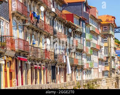 Charmantes maisons traditionnelles colorées sur le quai historique de Porto, Portugal Banque D'Images