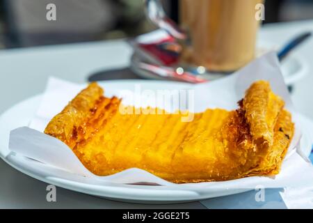 Pâtisserie sucrée et savoureuse de Porto avec café en arrière-plan, Portugal Banque D'Images