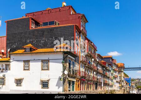 Charmantes maisons traditionnelles colorées sur le quai historique de Porto, Portugal Banque D'Images