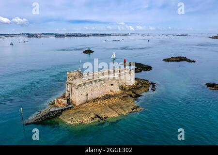 Tir de drone de l'île avec le Château du Taureau avec un voilier au large de la côte de Carantec, département Finistère, France Banque D'Images