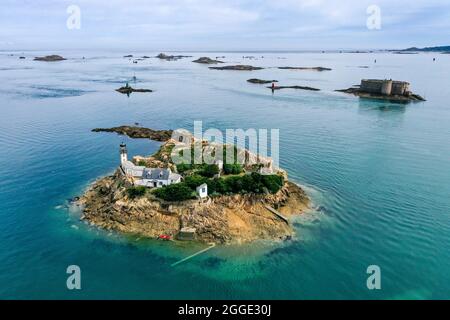 Tir de drone de l'Ile Louet avec le phare et le château du Taureau au large de la côte, Carantec, département Finistère, France Banque D'Images