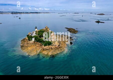 Tir de drone de l'Ile Louet avec le phare et les innombrables petites îles au large de la côte, Carantec, département Finistère, France Banque D'Images