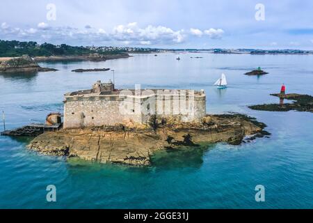 Tir de drone de l'île avec le Château du Taureau et un voilier donnant sur la côte de Carantec, département Finistère, France Banque D'Images