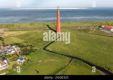 Tir de drone du phare Huisduinen, appelé le long Jaap avec la mer du Nord en arrière-plan, Nieuw Den Helder, Huisduinen, province Nord Banque D'Images