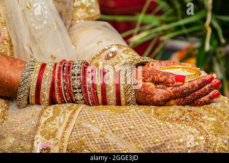 Bijoux de mariée traditionnel et décoration au henné sur les mains de la mariée durant une cérémonie religieuse à un mariage hindou, Maurice, Afrique du Sud Banque D'Images