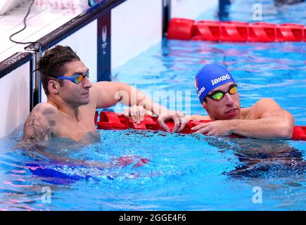 Le Maksym Krypak d'Ukraine (à gauche) remporte la médaille d'or et le Stefano Raimondi d'Italie remporte la médaille d'argent dans la finale hommes de 100m Butterfly - S10 au Centre aquatique de Tokyo au cours du septième jour des Jeux paralympiques de Tokyo de 2020 au Japon. Date de la photo: Mardi 31 août 2021. Banque D'Images