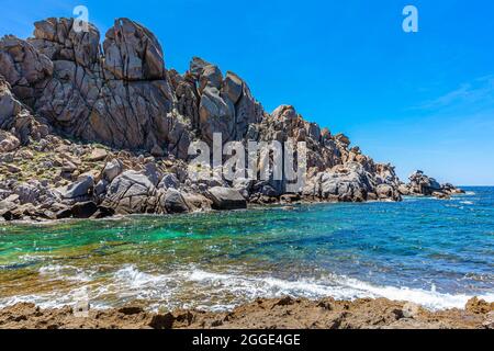 Formations rocheuses bizarres dans la Valle della Luna sur la côte rocheuse de Capo Testa près de Santa Teresa di Gallura, Sardaigne, Italie Banque D'Images