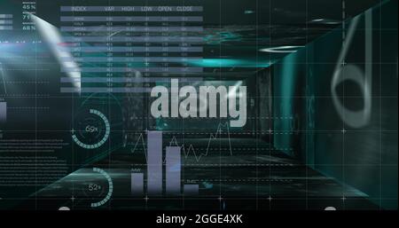 Équations mathématiques flottantes par rapport au traitement des données statistiques sur fond noir Banque D'Images