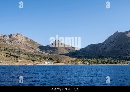 Baie avec montagnes, baie de Lividia, Tilos, Dodécanèse, Grèce Banque D'Images