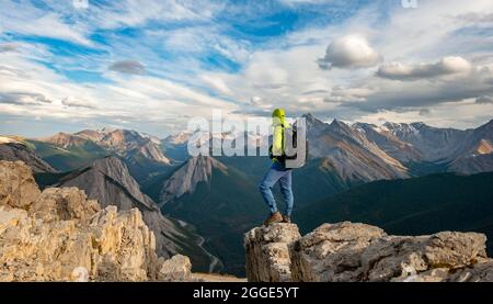 Randonneur debout sur un rocher, paysage de montagne avec la vallée de la rivière et les pics, pic avec des dépôts de soufre orange, le renversement de la montagne, vue panoramique Banque D'Images