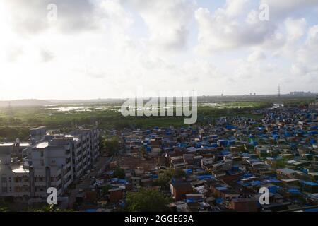 Magnifique vue sur le coucher du soleil des bidonvilles de Mumbai aria. Banque D'Images