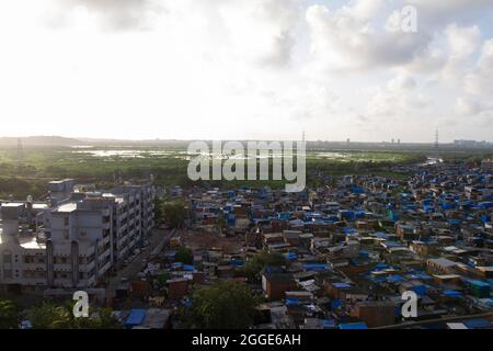 Magnifique vue sur le coucher du soleil des bidonvilles de Mumbai aria. Banque D'Images