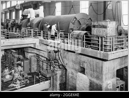 Vue à l'intérieur de la maison d'alimentation de Portisead 'B', montrant le turbocompresseur n° 1 en fonctionnement qui desséchant les enroulements du stator. La centrale électrique Portishead B a ouvert ses portes au milieu de 1950&#x2019;s. La centrale électrique originale de Portishead, qui a été achevée en 1929, est devenue connue sous le nom de centrale électrique 'A'. Portishead B a été construit sur une partie du chemin de fer Great Western Railway&#x2019;s Original Portishead Railway Station, qui a été démoli et reconstruit plus près du centre. Portishead B avait huit chaudières à charbon et quatre chaudières à vapeur à mazout. La centrale a fermé ses portes en 1982 et les cheminées ont été démolis Banque D'Images