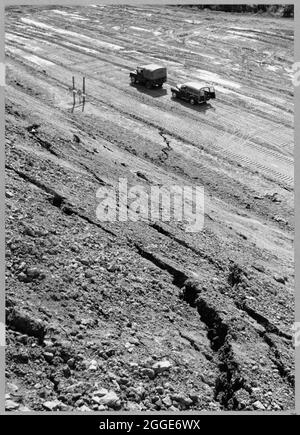 Vue sur la construction de la section D2 de l'autoroute Birmingham-Preston (M6), montrant le début d'un glissement de terrain dans une rive de 40 pieds de haut à Walton's Wood près de Madeley Heath. Les travaux sur l'autoroute de Birmingham à Preston (M6), entre les jonctions J13 à J16, ont commencé en juin 1960 et ont été réalisés par John Laing Construction Ltd. Cette section de Walton's Wood a présenté des problèmes géologiques à l'équipe de construction avec un remblai en panne lorsque de graves glissements se sont produits en 1961. En octobre 1963, les travaux de réparation sur le remblai étaient terminés. Banque D'Images