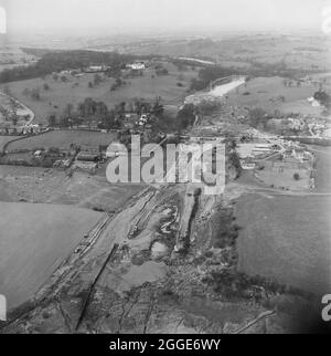 Vue aérienne de la construction de la section D.1 de l'autoroute Birmingham-Preston (M6) dans la région de Little Madeley, en regardant vers le nord et montrant la route A525 qui passe sous l'autoroute. Les travaux sur l'autoroute Birmingham-Preston (M6), entre les jonctions J13 et J16, ont commencé en juin 1960 et ont été réalisés par John Laing Construction Ltd., Section D, sur une longueur de 7 1/2 milles entre Keele et Barthomley. Banque D'Images