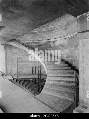 Un escalier en béton en construction dans les laboratoires NaPP. Les laboratoires NaPP ont été construits par Laing Management Contracting pour NaPP Pharmaceutical Group, dont les travaux ont commencé en octobre 1980. Le projet de construction comprenait un bâtiment et un entrepôt de production pharmaceutique, des services de recherche et de laboratoire, des bureaux administratifs, un restaurant et un auditorium. L'édifice, conçu par Arthur Erickson Architects, basé à Toronto, se compose de trois édifices reliés ensemble pour former un seul complexe. Assise à 1200 mm au-dessus de la terre environnante sur un podium en béton, elle a également un l ornemental Banque D'Images