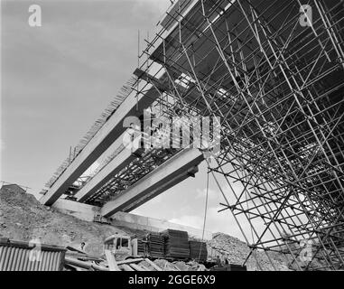 Vue sur la construction de l'autoroute M6 à travers la gorge de la Lune à Borrowbeck Viaduct, en regardant les poutres de pont lancées à travers la gorge par un grand portique au-dessus. Les travaux sur la partie gorge de Lune de l'autoroute M6 entre Killington et Tebay (jonction 37 - jonction 38) ont été réalisés par John Laing Construction Ltd. Les travaux ont commencé en octobre 1967 et l'autoroute a été ouverte à la circulation en octobre 1970. Sur ce tronçon de la M6, 20 ponts et 17 ponceaux ont été construits à travers les rivières et les ruisseaux. Le viaduc de l'autoroute est situé à la référence de la grille NY6084201447 dans Low Borrowbridge juste Banque D'Images