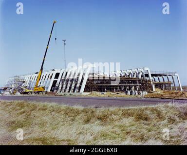 Une vue des laboratoires NaPP pendant la construction, montrant ses colonnes en béton préfabriqué en pente installées. Les laboratoires NaPP ont été construits par Laing Management Contracting pour NaPP Pharmaceutical Group, dont les travaux ont commencé en octobre 1980. Le projet de construction comprenait un bâtiment et un entrepôt de production pharmaceutique, des services de recherche et de laboratoire, des bureaux administratifs, un restaurant et un auditorium. L'édifice, conçu par Arthur Erickson Architects, basé à Toronto, se compose de trois édifices reliés ensemble pour former un seul complexe. Assis à 1200 mm au-dessus de la terre environnante sur un c Banque D'Images