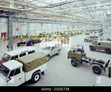 Vue d'ensemble des véhicules fabriqués à l'intérieur de l'usine Land Rover de Solihull après des travaux de rénovation sur le site. Une équipe de la région des Midlands de Laing a commencé ses travaux en décembre 1981 sur un contrat de rénovation d'une partie de l'usine Land Rover de Solihull. Des travaux ont été effectués dans deux blocs d'usine et un large éventail de nouvelles installations ont dû être installées, y compris des zones d'inspection, des chemins de roulement, des zones de rectification pour la peinture et une zone de cirage. Au cours du programme de rénovation, les entrées du bâtiment ont été agrandies pour permettre l'accès à une grande usine, les travaux de toiture ont été renforcés et un pont bailey Banque D'Images