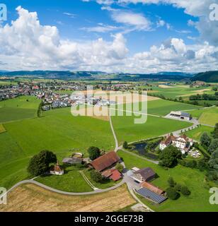 Château de Wyher et chapelle de Wyher, vue aérienne en été, Ettiswil, Lucerne, Suisse Banque D'Images