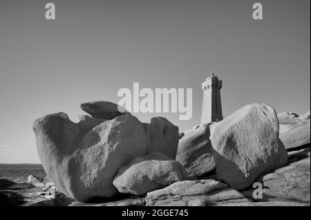 Image infrarouge, phare de Ploumanac'h avec rochers de granit, Ploumanac'h, Côte de granit Rose, Côtes-d'Armor, Bretagne, France Banque D'Images