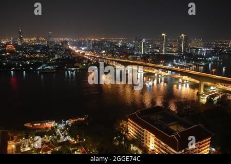 Le paysage urbain, la rivière Chaophraya et un pont à Bangkok en Thaïlande Banque D'Images